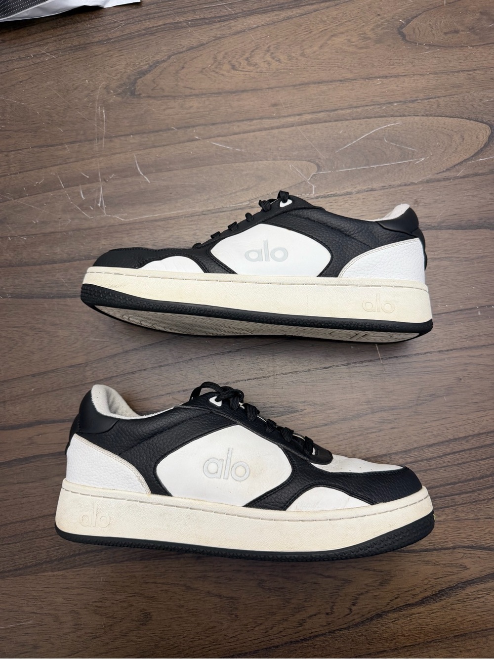 ALO Yoga Men's Black and White Low-Top Sneakers